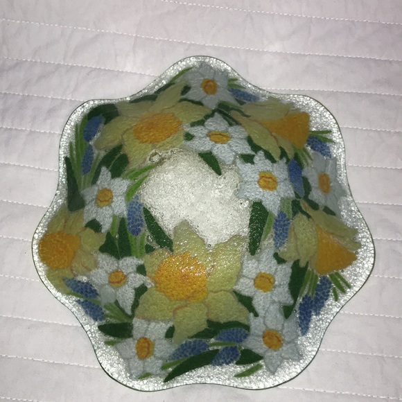 Peggy Karr  fused glass ruffled bowl 8 inch diameter daffodils grape hyacinth - Picture 3 of 4